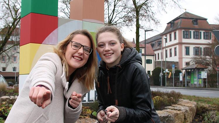Paula Christof (links) und Emma Bindrum wollen neuen Wind in den Stadtrat bringen: Die beiden 18-Jährigen planen eine Liste, die ausschließlich aus Erstwählern besteht. Foto: Ralf Ruppert