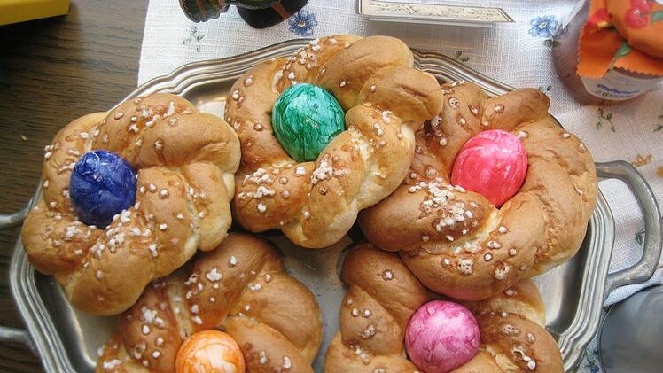 Typisches Ostergeb&auml;ck, verziert mit Eiern Manfred Welker