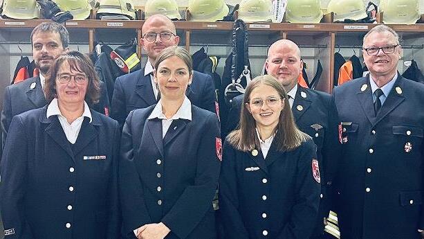 Der neue Vorstand der Winkelser Feuerwehr: (von links) Andreas Müller, Christine Rausch, Daniel Maul, Carolin Maul, Jana Moraw, Christian Tews mit Kreisbrandinspektor Harald Albert.