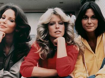 W&auml;hrend Jaclyn Smith, Farrah Fawcett und Kate Jackson (von links) in "Drei Engel f&uuml;r Charlie" vor der Kamera zu sehen waren, war der Darsteller der vierten Titelrolle nur zu h&ouml;ren.