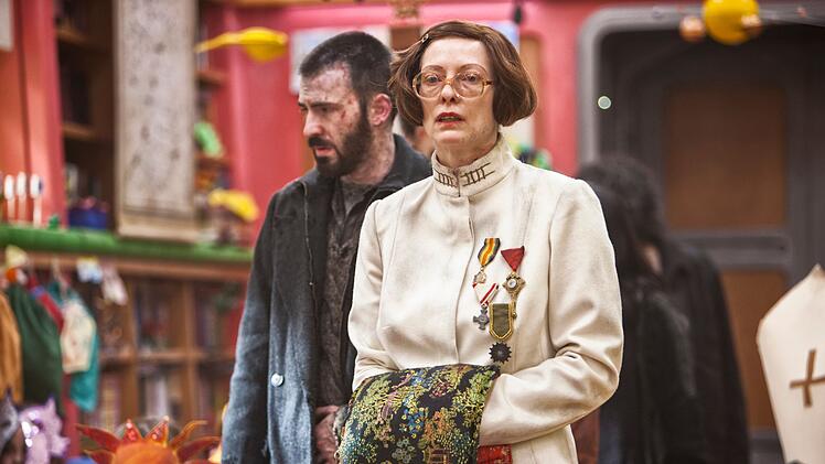 Selten sah man die wandlungsreiche Tilda Swinton - hier als groteske Ministerin Mason - derartig gro&szlig;artig &uuml;berperformen.