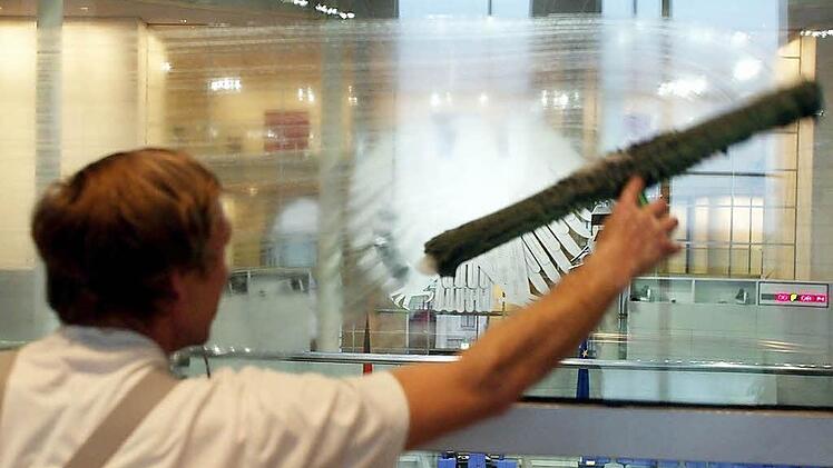 Fensterputzer - oder Vision Clearance Engineer? Foto: Symbolbild dpa