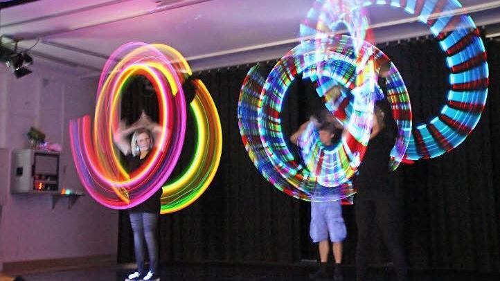 Das Kinder- und Jugendtheater zeigte eine beeindruckende Schwarzlicht-Show. Am Sonntag wird Maria Krumm mit ihrem Team Kinder Kinder für das schöne Hobby motivieren. Fotos: Christiane Lehmann