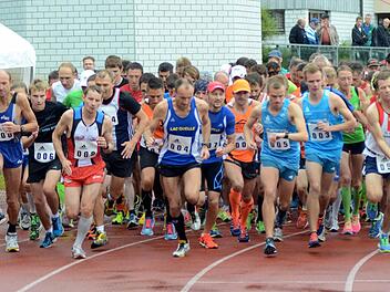 Und los geht's: 226 Männer und Frauen tummelten sich allein beim zehn Kilometer langen Hauptlauf an der Startlinie. Fotos: herzopress