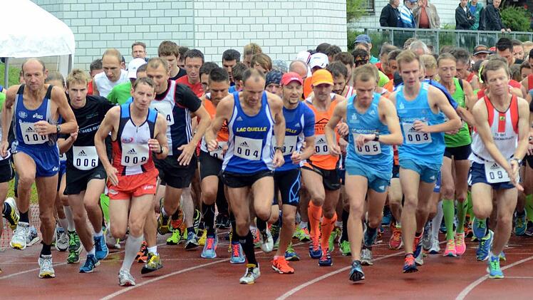 Und los geht's: 226 Männer und Frauen tummelten sich allein beim zehn Kilometer langen Hauptlauf an der Startlinie. Fotos: herzopress