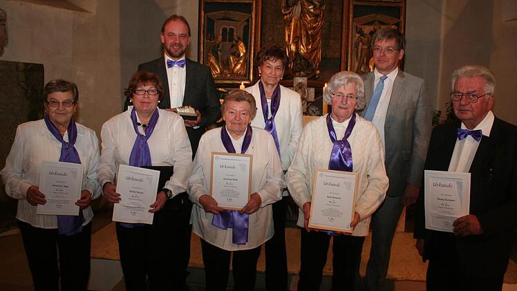 Seit 40, 45, 55 und 60 Jahren gehören diese Sängerinnen und Sänger dem Kirchenchor an. Pfarrer Johannes Kestler (links) und Kirchenmusikdirektor Reinhold Meiser (rechts) würdigten ihre Treue.