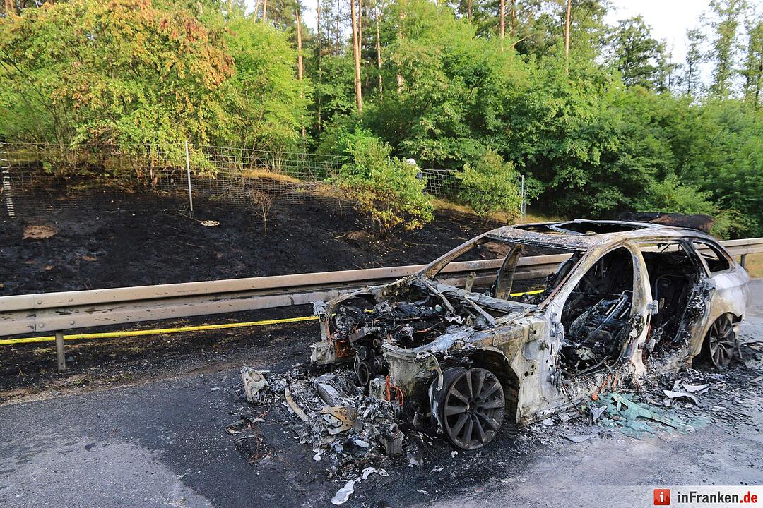 A73: Auto brennt bei Bamberg aus