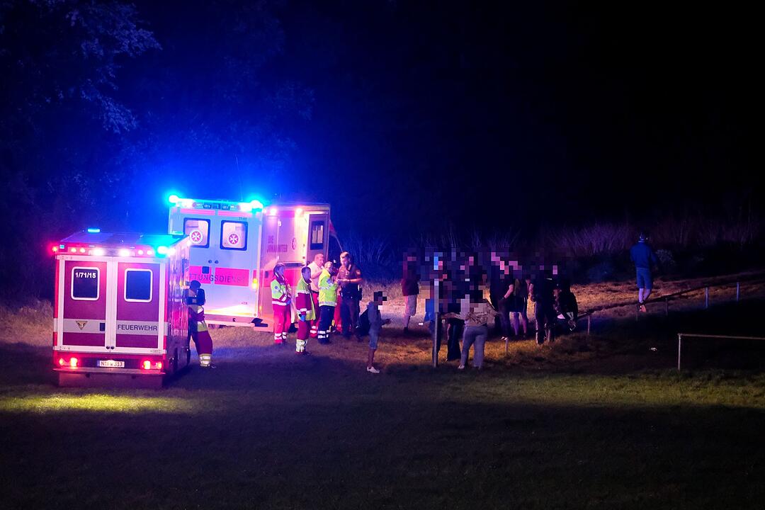 Einsatzgeschehen eskaliert: Mehrere Personen greifen Rettungskräfte an