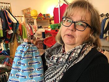 Soll es so was sein, oder doch eher eine andere Farbe? Verena Alexander kennt ihre Kundschaft im "Hampelmann recht gut.Foto: Anette Schreiber