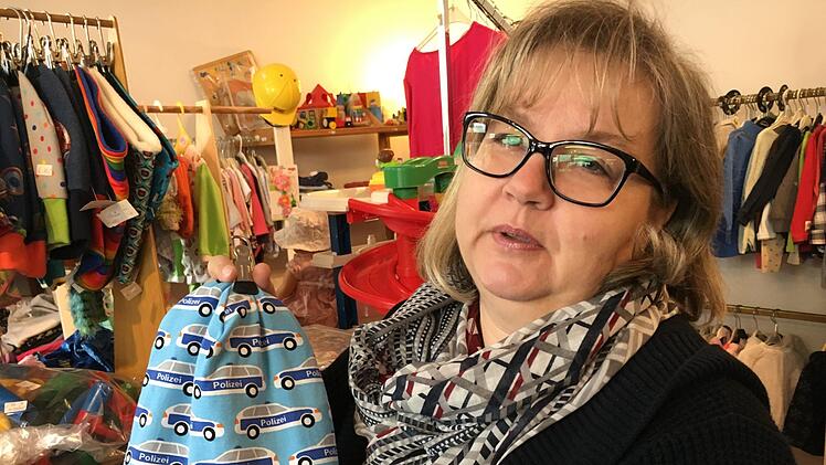 Soll es so was sein, oder doch eher eine andere Farbe? Verena Alexander kennt ihre Kundschaft im "Hampelmann recht gut.Foto: Anette Schreiber