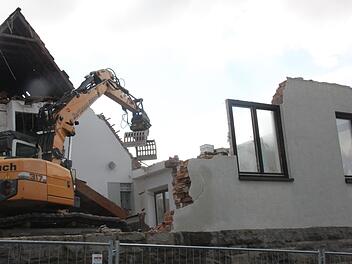 Das Wohnhaus mit Nebengebäude am Wurmerich 55 in Nüdlingen wird abgerissen.  Foto: Kerstin Väth