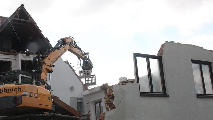Das Wohnhaus mit Nebengebäude am Wurmerich 55 in Nüdlingen wird abgerissen.  Foto: Kerstin Väth