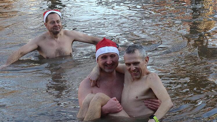 Impressionen vom Neujahrsschwimmen in Stöppach (Gemeinde Untersiemau, Landkreis Coburg)Michael Stelzner