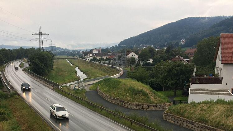 uf der Nordumgehung soll nach dem Willen der Stadtratsmehrheit die Geschwindigkeit nicht auf Tempo 80 reduziert werden; rechts der Stadtteil Blaich. Foto: Stephan Tiroch