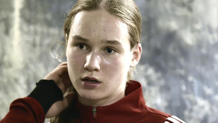 Mathilda Bornhoff aus Möhnesee kam 2023 mit 13 Jahren ins Internat Kaiserau, wo sie mit anderen talentierten Nachwuchsfußballerinnen trainiert wird.