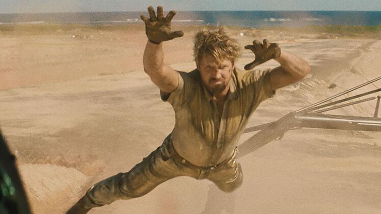 Als Stuntman ist Colt Seavers (Ryan Gosling, links) in halsbrecherischen Aktionen voll in seinem Element.