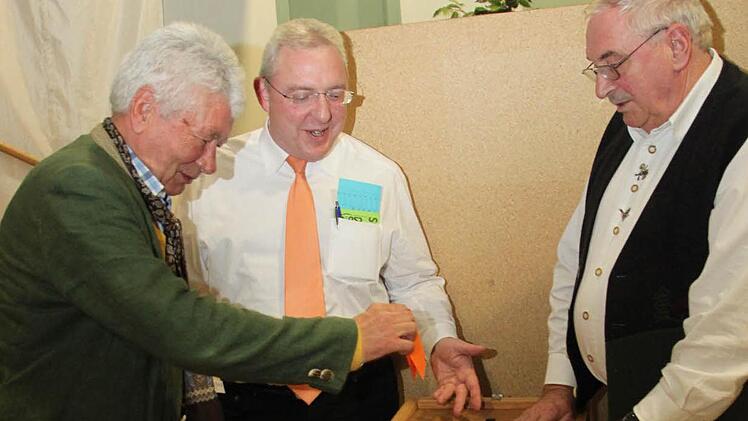 Im Anschluss geben die Delegierten - hier Wolfgang Protzner (links) - nach geheimer Wahl in einer Kabine ihre Stimme ab.