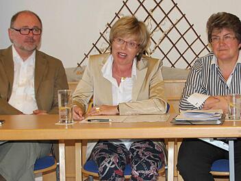 Barbara Baumbach (Mitt) will für die CSU Bürgermeisterin von Ebern werden. Links: Bürgermeister Robert Herrmann, rechts Ortsvorsitzende Gabi Rögner.Fotos: Ralf Kestel