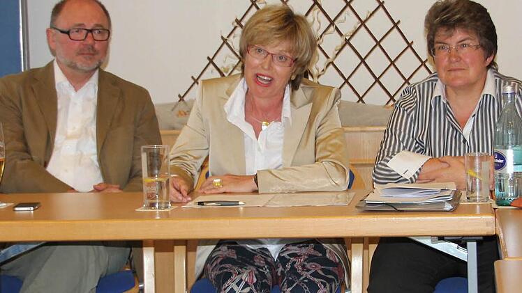 Barbara Baumbach (Mitt) will für die CSU Bürgermeisterin von Ebern werden. Links: Bürgermeister Robert Herrmann, rechts Ortsvorsitzende Gabi Rögner.Fotos: Ralf Kestel