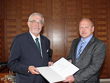 Würdigung: Paul Beinhofer überreichte an Harald Bott (rechts) die Rettungsmedaille mit Urkunde. Der Polizist aus Knetzgau hatte mit zwei weiteren Helfern einen Mann vor dem Ertrinken gerettet.  Foto: Regierung