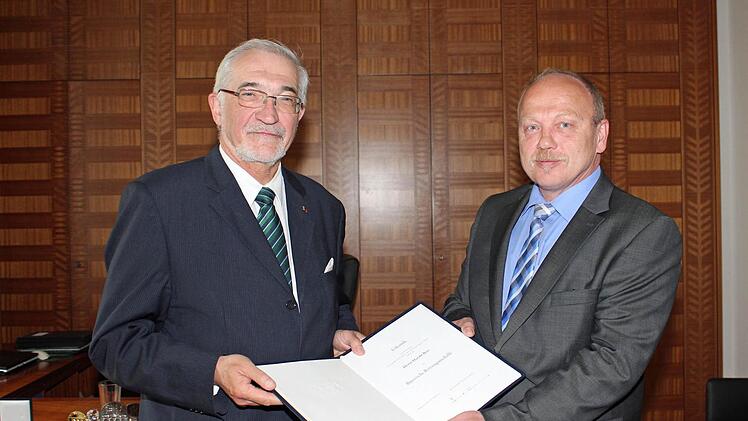 Würdigung: Paul Beinhofer überreichte an Harald Bott (rechts) die Rettungsmedaille mit Urkunde. Der Polizist aus Knetzgau hatte mit zwei weiteren Helfern einen Mann vor dem Ertrinken gerettet.  Foto: Regierung