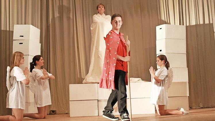 Gott (Lukas Büchner) und Teufel (Uwe Ehbauer) schließen die Wette um die Seele Faustens ab.