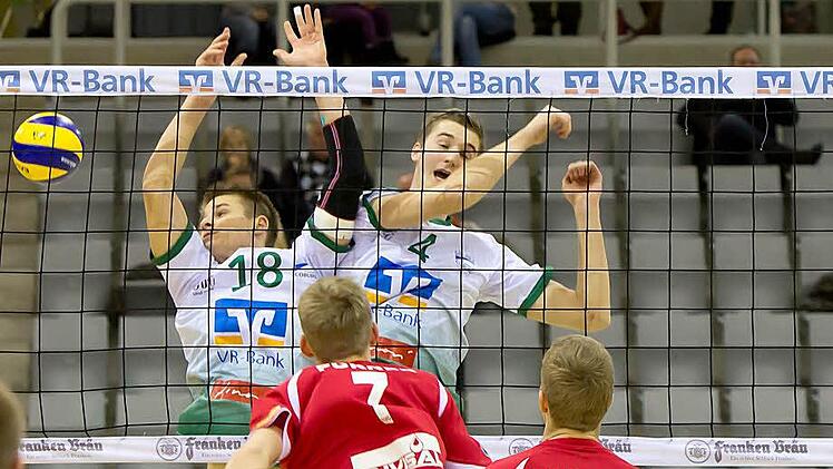 Ausgeblockt: Die beiden sprunggewaltigen Coburger Adam Kocian und Nooah Baxpöhler.