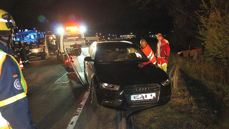 Dann konnte der Unfallwagen in Richtung Abschlepper gezogen werden.  Foto: Friedwald Schedel