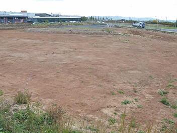 Öde hinterm Obi: Entsteht hier ein Parkplatz für Pendler und Besucher der HUK-Coburg-Arena? Foto: Rainer Lutz