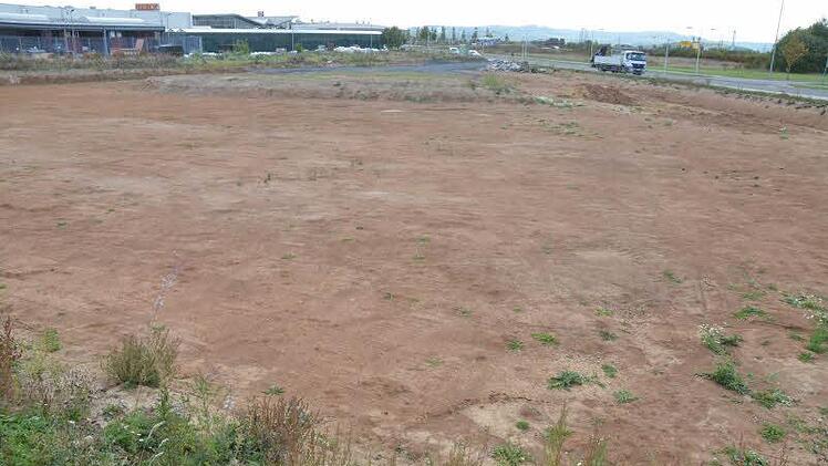 Öde hinterm Obi: Entsteht hier ein Parkplatz für Pendler und Besucher der HUK-Coburg-Arena? Foto: Rainer Lutz