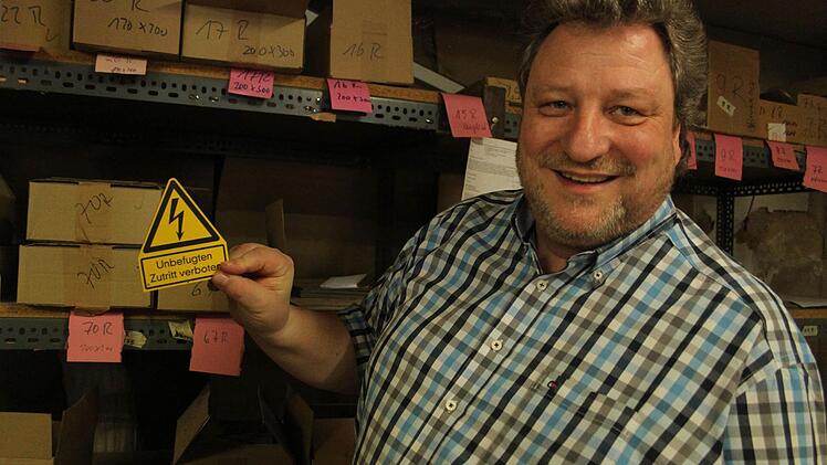 Auch Schilder, die nicht leitungsfähig sind, produziert die Pölzer Firma, zeigt Geschäftsführer Thomas Mayr-Kiessling. Foto: Sonja Adam