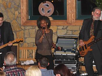 Sydney Ellis mit Gitarrist Andreas Diehlmann (links) und Bassist Doc Ellis. Foto: Günther Geiling