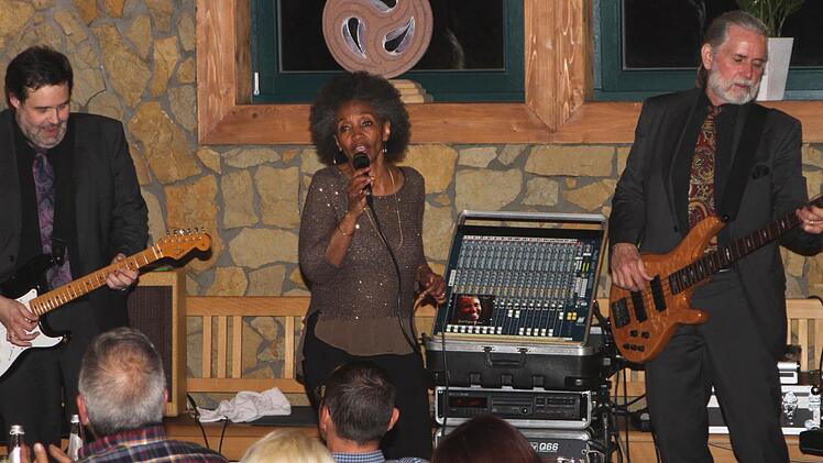 Sydney Ellis mit Gitarrist Andreas Diehlmann (links) und Bassist Doc Ellis. Foto: Günther Geiling