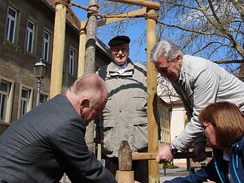 Luise Meyer-Bieber, Roman Jonas und Karl Beudert besiegelten mit Bürgermeister Helmut Blank offiziell die Baumpatenschaft am Stenayer Platz. Foto: Heike Beudert