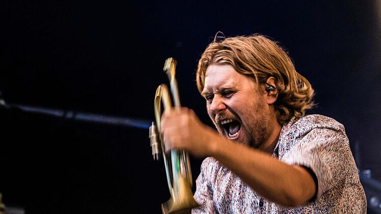 Krachledernes Outfit, mitreißend laute Beats: LaBrassBanda begeistert in Tambach . Foto: Jochen Berger