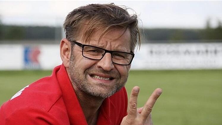 Gänzlich anders dürfte die Laune bei Helmut Wolff sein: Der Coach führt mit dem SV Buckenhofen momentan die Tabelle an. anpfiff.info