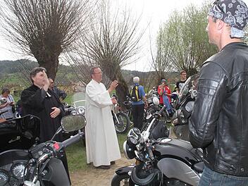 Mit Vertrauen auf Gott in die neue Saison: Pfarrer Helmuth Bautz und Pastoralreferent Josef Ellner und spendeten nach dem Gottesdienst Mensch und Maschine den Segen.  Foto: Gerda Völk