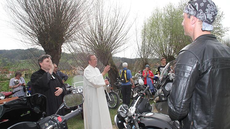Mit Vertrauen auf Gott in die neue Saison: Pfarrer Helmuth Bautz und Pastoralreferent Josef Ellner und spendeten nach dem Gottesdienst Mensch und Maschine den Segen.  Foto: Gerda Völk