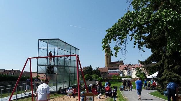 Anziehungspunkt war der Aussichtsturm auf der B&ouml;hmerwiese mit dem freien Blick auf das G&auml;rtnerland.                 Fotos: Marion Kr&uuml;ger-Hundrup