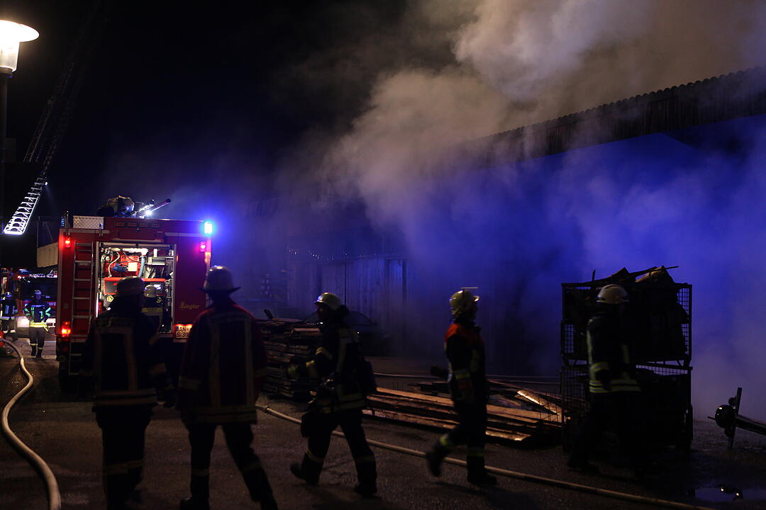 Flammen vernichten stillgelegte Zimmerei