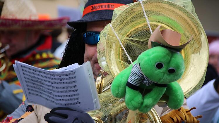 Musiker mit Maskottchen Thomas Malz