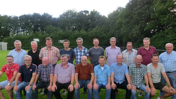 30 Jahre nach dem Aufstieg in die Bezirksoberliga kamen (hinten von links) Uwe Rothert, Joachim Schwieder, Michael Dworeck, Peter Haas, Karl-Heinz Schmitt, Alexander Eber, Martin Bastobbe, Uwe Wittmann, Winfried Haas, der damalige Sportliche Leiter Harald Trahorsch, (vorne von links) Ralf F&ouml;rtsch, Udo Laaber, Werner G&uuml;nther, Reinhard Hildner, Stefan Biener, J&uuml;rgen Braunersreuther, Rudi G&uuml;nther, Thomas Str&ouml;hlein und Stefan Bu&szlig; zusammen. Foto: T. Braunersreuther