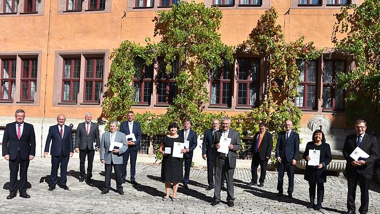 Nach der Ehrung entstand dieses Foto im Innenhof der Neubaukirche (von links): MdL Volkmar Halbleib, Regierungspräsident Eugen Ehmann, Jürgen Hennemann, Horst Arneth, Alexander Krauser, Eva Rügheimer, Hubert Endres, Günter Freß, Heinrich Schmitt, MdL Gerald Pittner, Landrat Wilhelm Schneider, Gertrud Bühl und Walter Ziegler.  Fotos: Angelika Cronauer/Regierung von Unterfranken