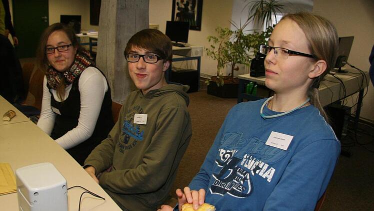 Sara Turbisch, Felix Brendel und Johannes Düreth gehören zum Redaktionsteam und sind mit Feuereifer bei der Sache.