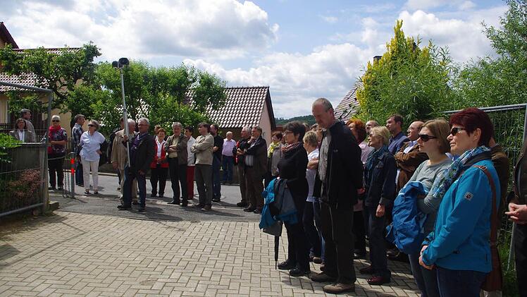 Rund 100 Interessierte nahmen an der Wallfahrt teil und hörten interessiert den Ausführungen zu - wie hier vor der Kindergarten-Kapelle.