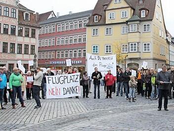 Rund 100 Teilnehmer hatten sich gestern zur Protestkundgebung auf dem Marktplatz versammelt. Foto: Simone Bastian
