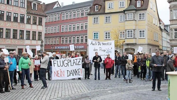 Rund 100 Teilnehmer hatten sich gestern zur Protestkundgebung auf dem Marktplatz versammelt. Foto: Simone Bastian