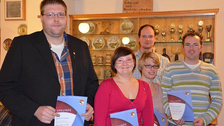 Für 20-jähriges aktives Musizieren überreichte Mario Hugo (hinten) die silberne Ehrennadel des Nordbayerischen Musikbundes an: (von links) Dominik Oswald, Simone Teubert, Ramona Göbel und Christian Teubert.