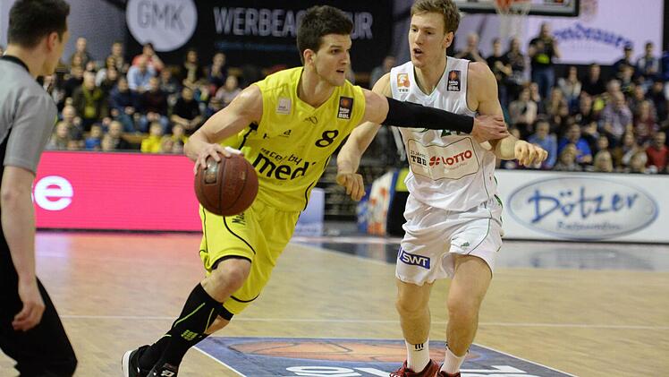 Sein bislang stärkstes Spiel im Bayreuther Trikot lieferte Lukas Palyza ab. Rechts der Trierer Adin Vrabac. Foto: Peter Mularczyk