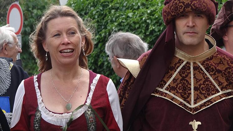 Ulrike Zettelmeier und Harald Pascher in historischen Kostümen.
